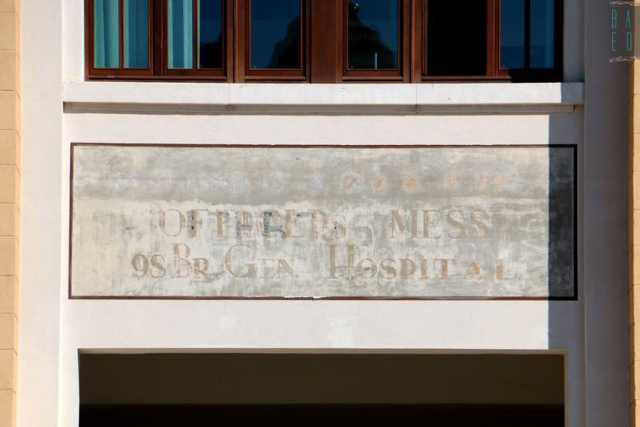Il Policlinico e una scritta storica: fu qui che furono curati i sopravvissuti all'iprite